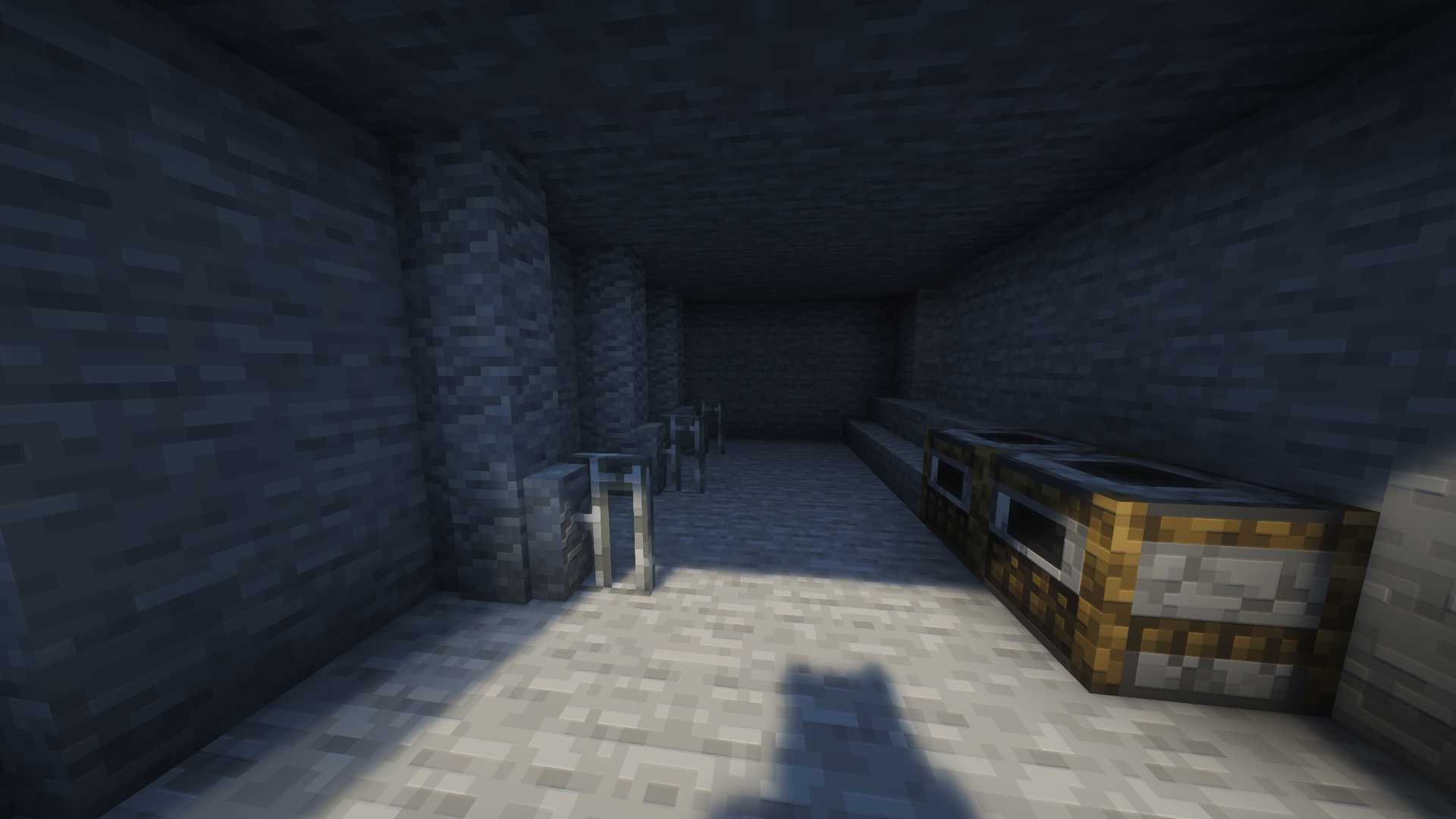 内装。駐輪場とゴミ捨て場。